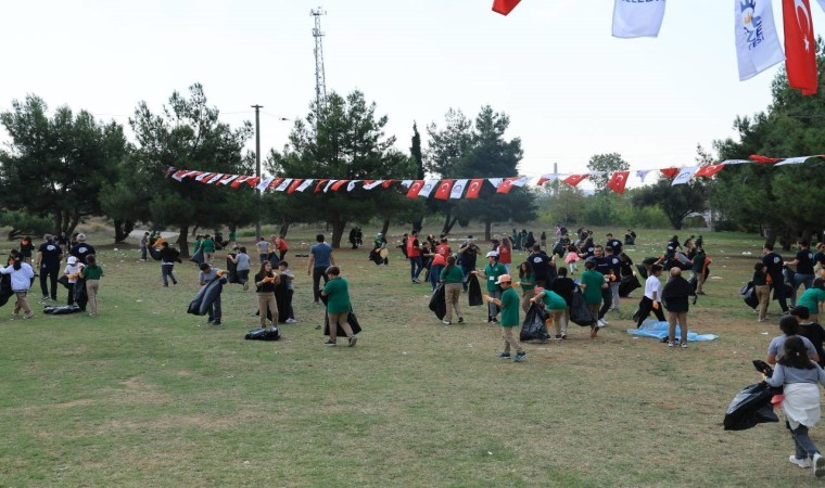 Gebzede öğrenciler yere atılan çöpleri toplayarak farkındalık oluşturdu