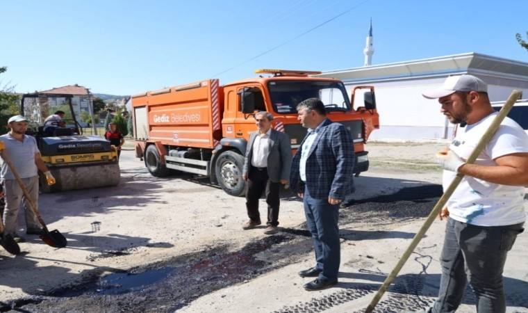 Gedizde asfalt çalışmaları devam ediyor