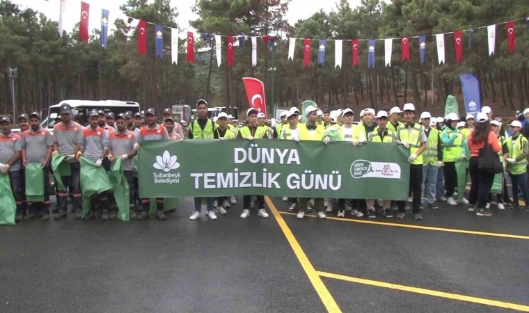 Gençlik ve Spor Bakanı Osman Aşkın Bak, çevre temizliği farkındalık etkinliğine katıldı