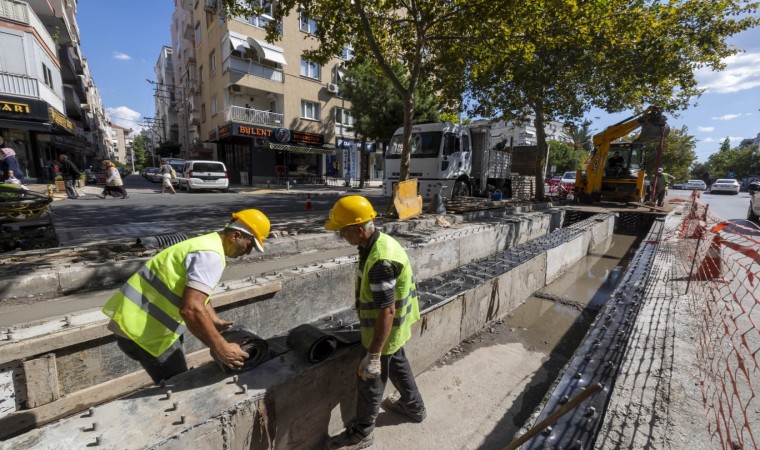 Girne Caddesindeki yağmur suyu mazgalları yenileniyor