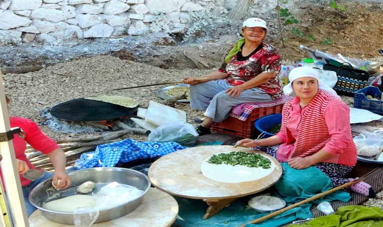 Göktepe Festivalinde mahalle halkı el emeklerini sergiledi