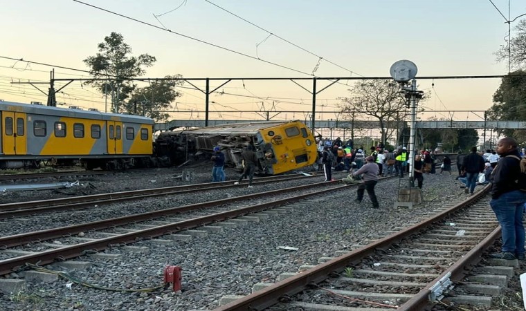 Güney Afrikada tren raydan çıktı: 25 yaralı