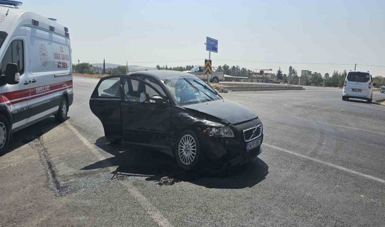 Hafif ticari araç ile otomobil kavşakta çarpıştı: 2 yaralı