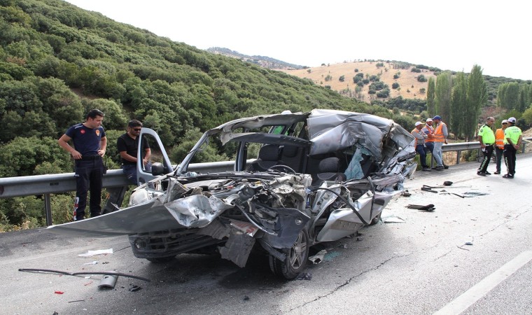 Hafif ticari otomobil tıra arkadan çarptı: 1 ölü, 1 ağır yaralı