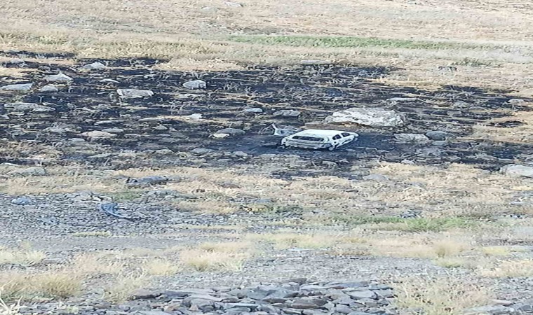 Hakkaride alev alan otomobil kullanılamaz hale geldi