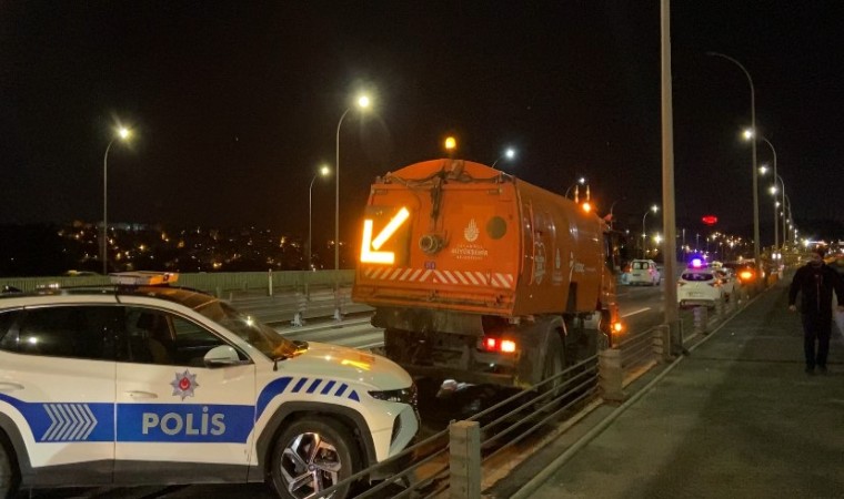 Haliç Köprüsündeki feci kazada motosiklet, yol temizleme aracına çarptı: 1 ölü