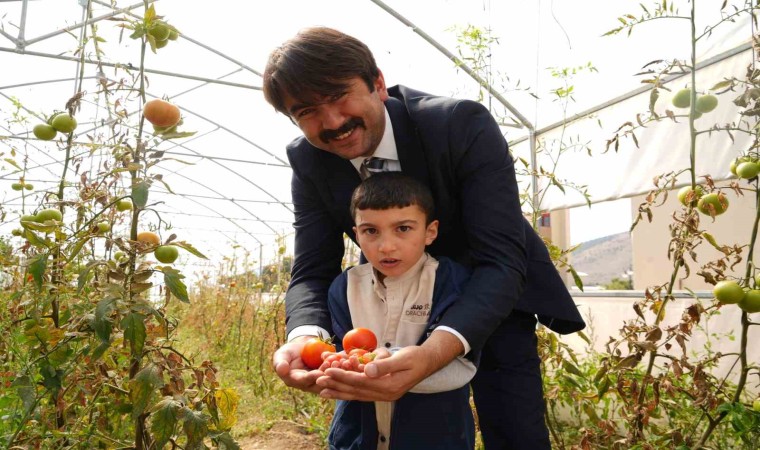 ‘Hem Eğitim hem Üretim sloganıyla kurulan serada özel çocuklar toprakla buluşturdukları sebzelerin hasadını yaptılar