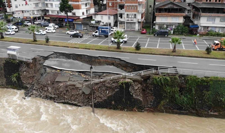 Hopada çöken yol havadan görüntülendi