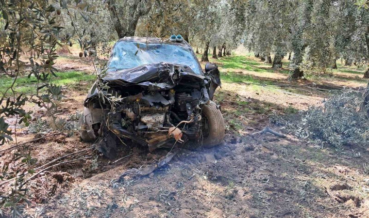 Hurdaya dönen araçtan sağ çıktı