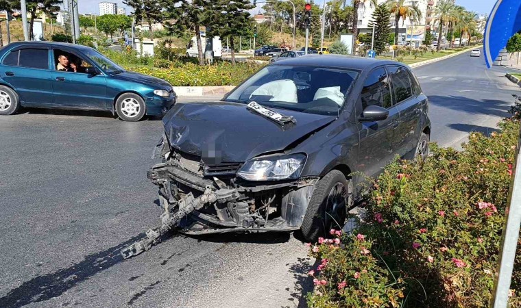 İki otomobil kavşakta çarpıştı: 1 yaralı