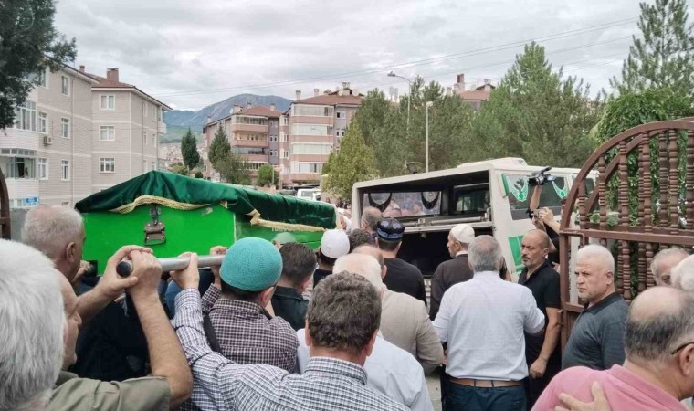 İlahiyatçı Mustafa Karataşın annesi son yolculuğuna uğurlandı