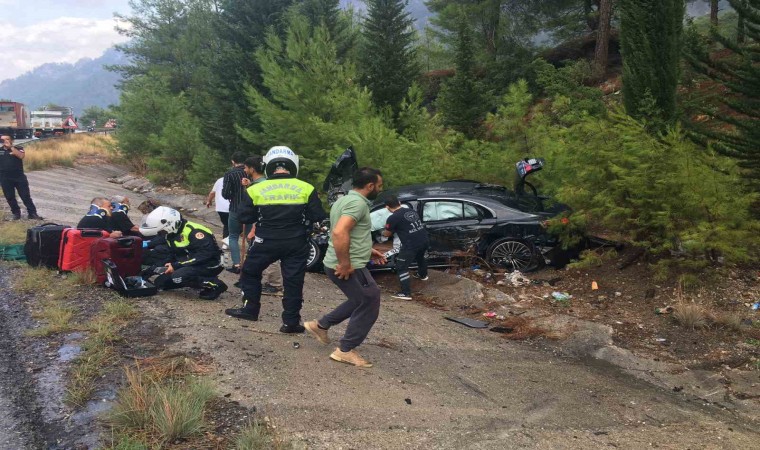 Isparta-Antalya kara yolunda otomobil kamyonla çarpıştı: 1i ağır 3 yaralı