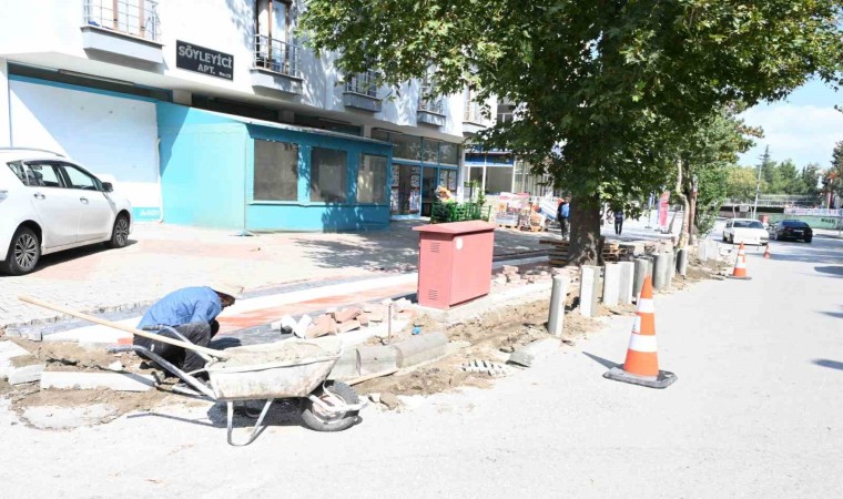 Isparta Belediyesi yıpranmış kaldırım taşlarını yenileyerek yeniden düzenliyor