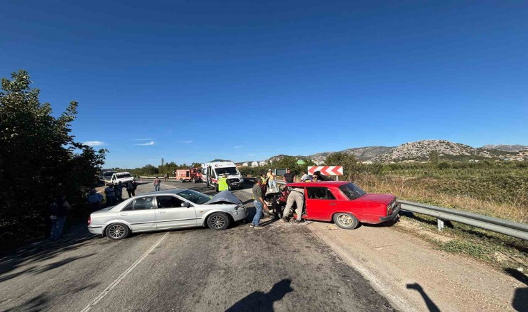 Ispartada otomobiller kafa kafaya çarpıştı: 2 yaralı