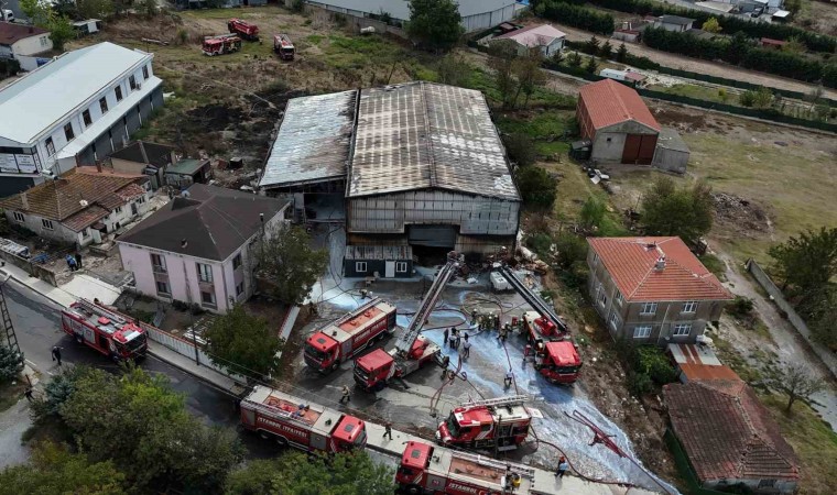 İstanbul Çatalcada bulunan bir fabrikada bilinmeyen nedenle yangın çıktı. Olay yerine çok sayıda itfaiye ekibi sevk edildi.