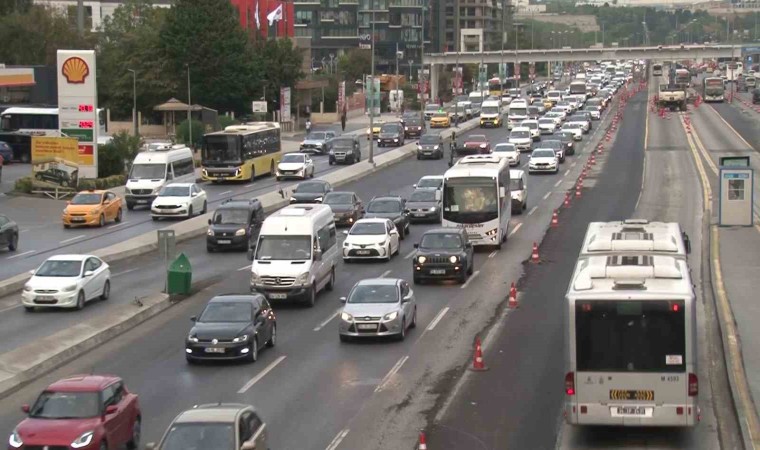 İstanbulda eğitim-öğretim döneminin başlamasıyla birlikte trafikte yoğunluk oluştu