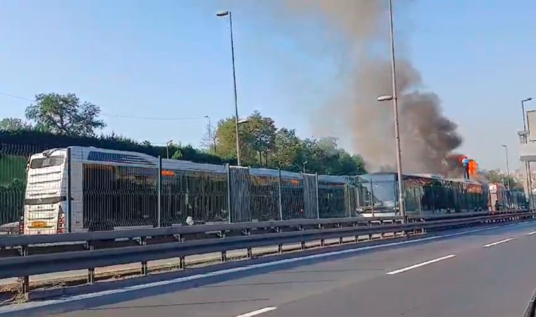 İstanbulda korkutan metrobüs yangını