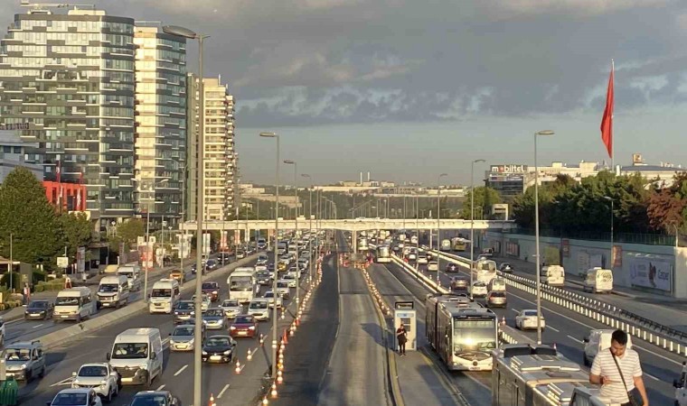 İstanbulda okulun ilk günü trafik yoğunluğu yaşandı