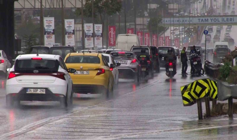 İstanbulda sağanak yağış etkili oldu, yollar göle döndü