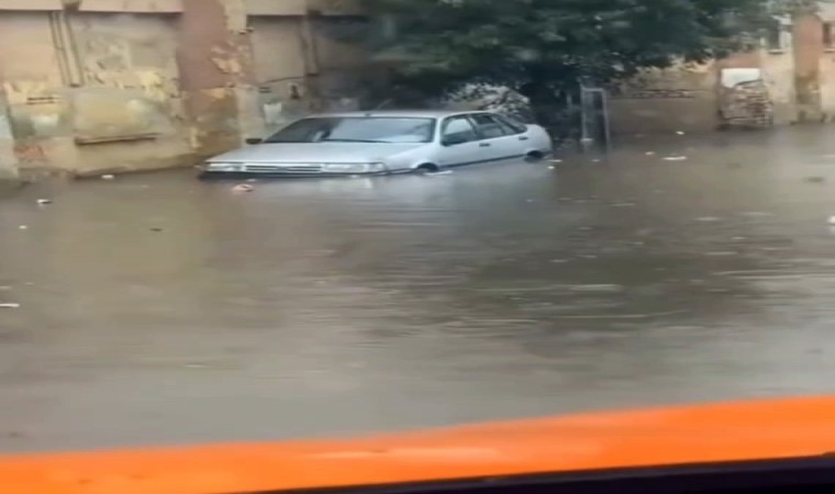 İstanbulda sağanak yağış etkili oldu, yollar göle döndü