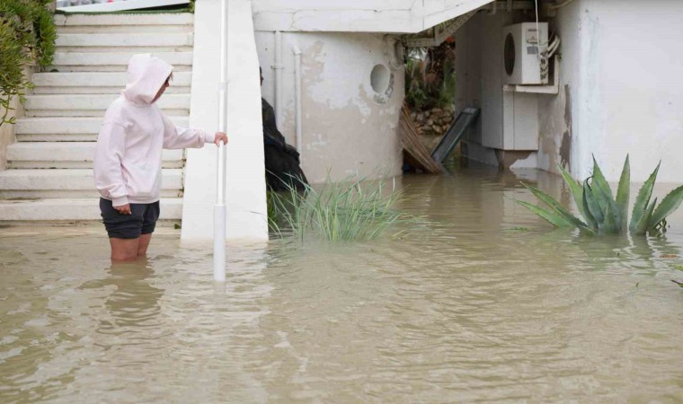 İtalyada sel: Binden fazla kişi evlerinden tahliye edildi