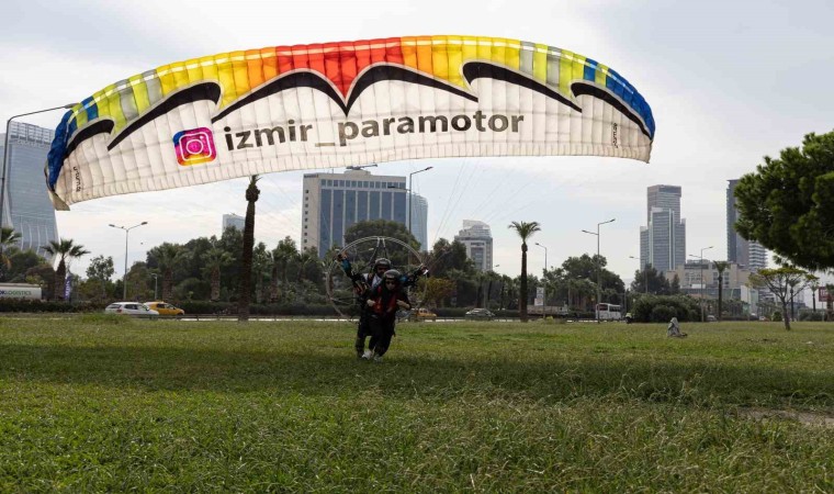 İzmir Körfezinde paramotor keyfi