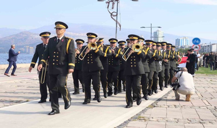 İzmirde gaziler ‘kahramanlarla yürüyoruz sloganıyla yürüdü