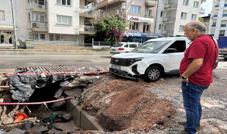 İzmiri yaz sağanağı vurdu: 1 araç göçen yolun içine düştü