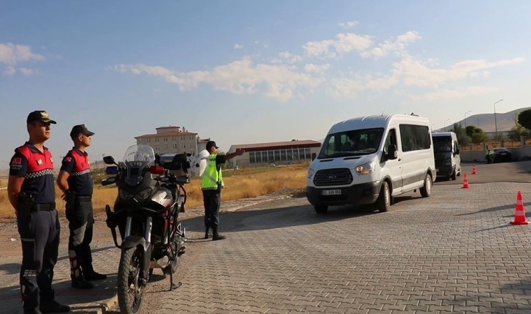 Jandarma ekipleri öğrenci servis araçlarını denetledi