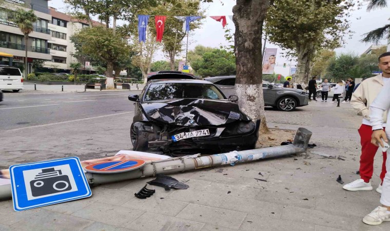 Kadıköyde sürücüsünün kontrolünden çıkan otomobil aydınlatma direğine çarptı