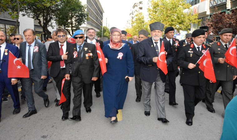 Kahramanlarla birlikte yürüdüler