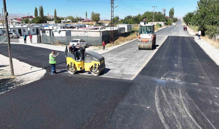 Kahramanmaraş Büyükşehir Belediyesinden Elbistanda asfalt atağı