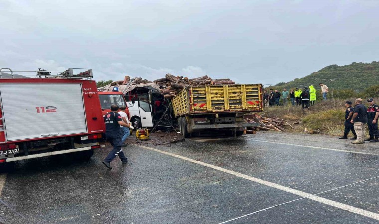 Kamyon ile otobüs çarpıştı: 2 ölü, 21 yaralı