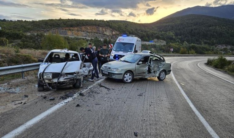 Karabükte iki otomobil çarpıştı: 7 yaralı