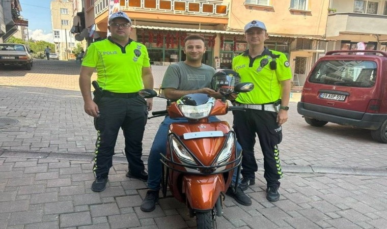 Karacasuda trafik timleri kask kullanımını teşvik etmek için kask dağıttı