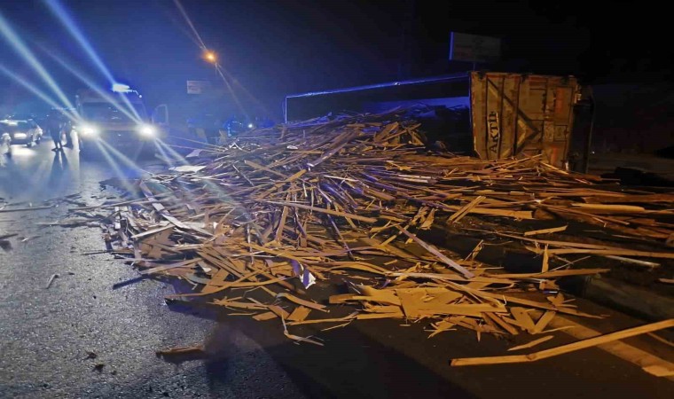 Karadeniz Ereğlide odun yüklü kamyon devrildi:1 yaralı