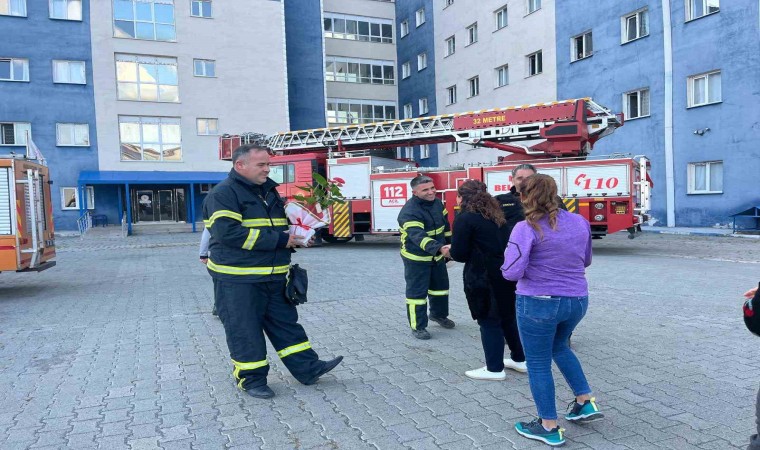 Karsta yurt öğrencilerinden itfaiyecilere sürpriz