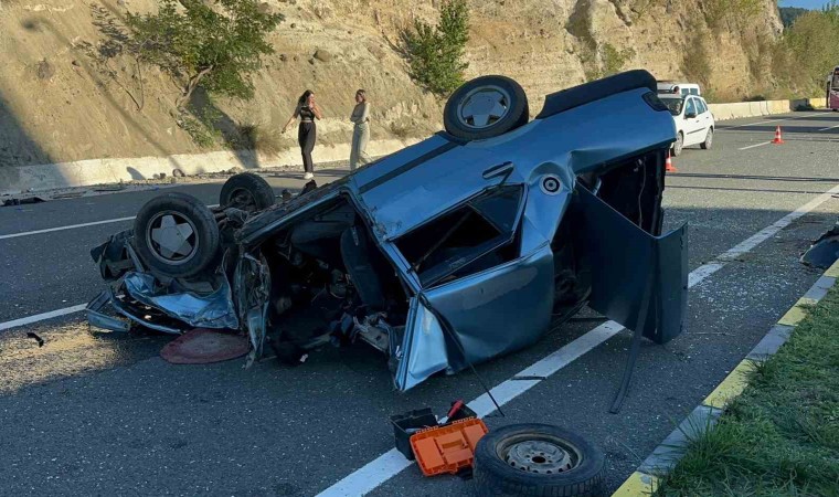 Kastamonuda Tofaş marka otomobil hurdaya döndü: 3 yaralı