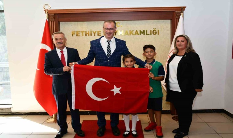 Kaymakam Ertaşa Türk bayrağı armağan edildi