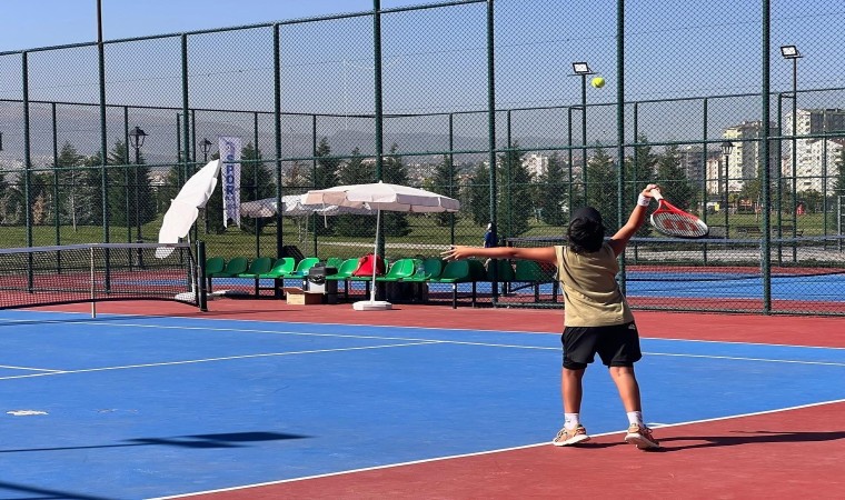 Kayseri Büyükşehir, 12 Yaş Hafta Sonu Tenis Turnuvasına ev sahipliği yapıyor