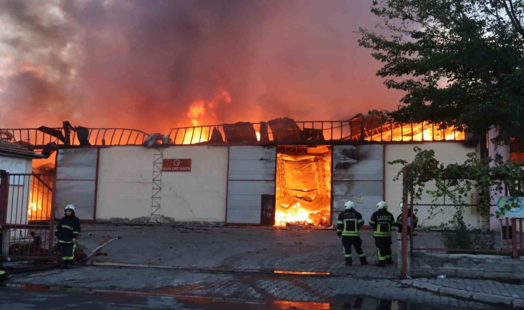 Kayseride keçe fabrikasında büyük yangın