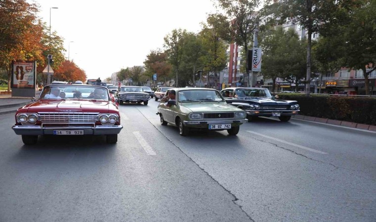 Kayseride klasik otomobil rüzgarı esti