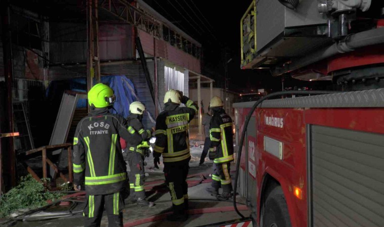 Kayseride yangın paniği: 3 iş yeri küle döndü