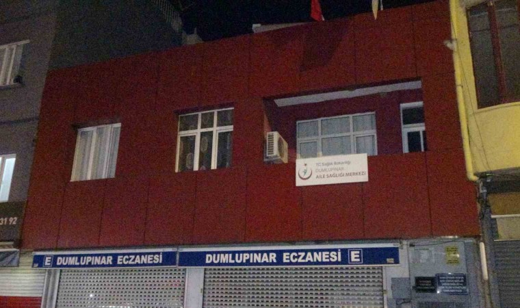 Kendisini muayene eden doktoru elektrikli çaydanlık ile dövdü