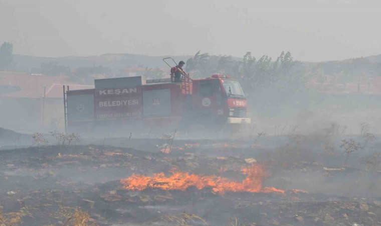 Keşanda evlere yaklaşan yangın mahalleliyi korkuttu