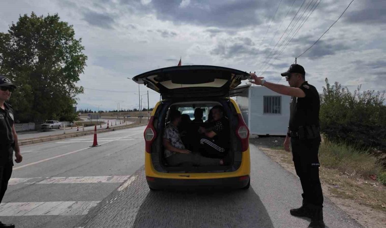 Kırklarelinde durdurulan ticari takside 6 kaçak göçmen yakalandı