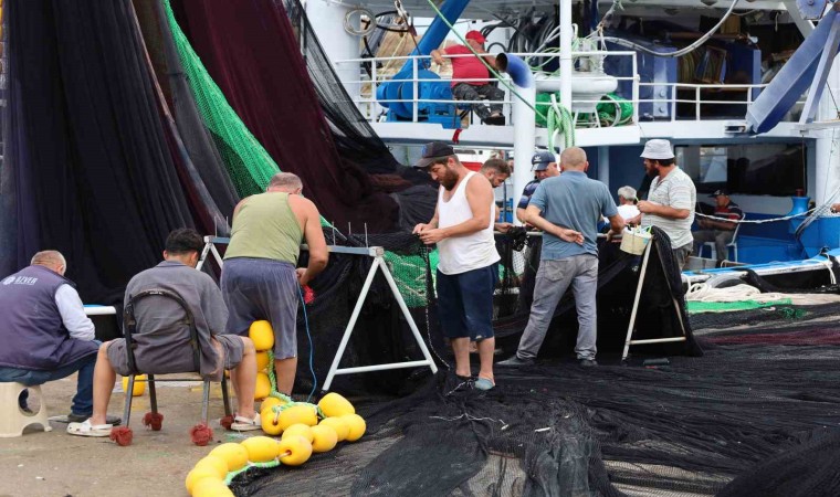 Kırklarelinde kötü havaya aldırış etmeyen balıkçılar sezonu açtı