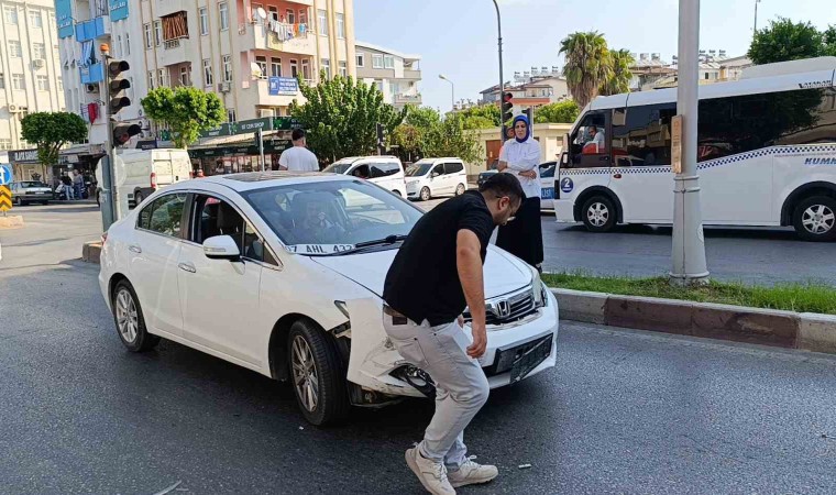 Kırmızı ışık ihlali kaza yaptırdı