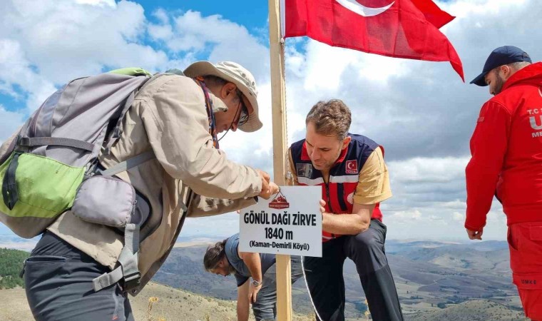 Kırşehirli dağcılar Neşet Ertaşı Gönül Dağında andı