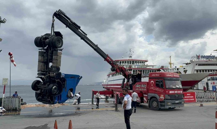 Kocaelide freni boşalan tır denize düştü